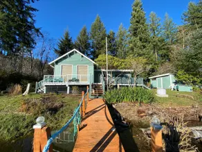 Relaxing Getaway Lake Cabin with Pristine Views - Image 2