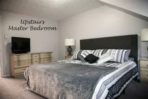 Downtown Spacious 3 bedroom 2.5 bath w/ game room - Image 2