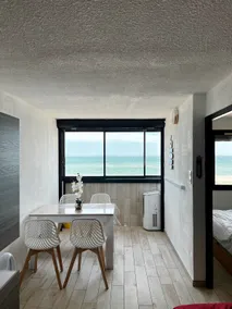Two-room apartment facing the sea • Direct beach access + Parking - Image 2