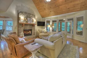 Beautiful Getaway Home in the Mountains! - Image 3