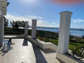 Seaside house with private garden - Image 3