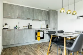 Attractive 2 Bedroom Penthouse with Free Parking - Image 3