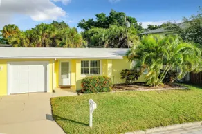 Beachside Bungalow just steps from the fun & beach - Image 2