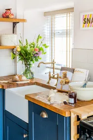 Cosy Cotswold Cottage with Log Fire & Patio Garden - Image 4