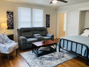 Warm and inviting town house in the oaks district - Image 3