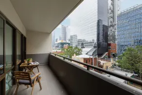 Spacious Inner-city Stay with King Bed and Balcony - Image 3