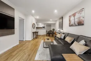 Spacious Inner-city Stay with King Bed and Balcony - Image 4