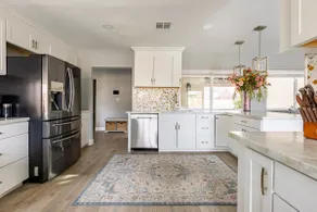 Spacious & cozy 4 bedroom w/ 2king bed large TV’s - Image 3