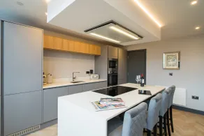 Spacious Luxe Duplex Apt, Parking, 10mins City Ctr - Image 2