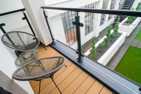 Spacious Luxe Duplex Apt, Parking, 10mins City Ctr - Image 5