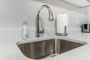 Stylish modern 2BR/2BA - Free Garage Parking! - Image 4