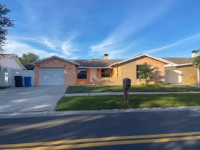 The perfect lake house getaway near the airport. - Image 2
