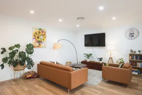 Bibish - Spacious Quiet Modern Home - Image 2