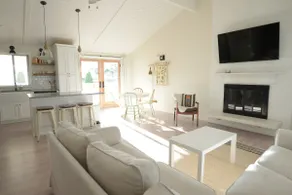 Scandi Inspired House, great walkability, homebase to city and mountains - Image 3