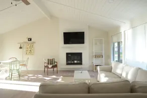 Scandi Inspired House, great walkability, homebase to city and mountains - Image 2
