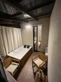 Suite with jacuzzi right in the center - Image 3
