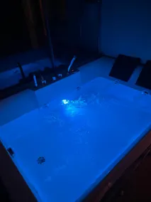 Suite with jacuzzi right in the center - Image 2