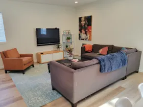 New Bright & Airy Entire Unit in Logan - Image 2