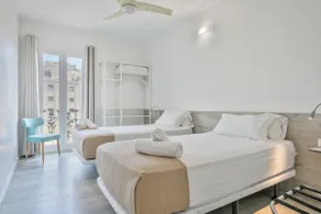 Aparteasy - Bright, large and central apartment in BCN - Image 3