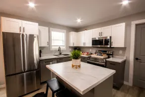 Modern 4 bedroom, 2 living room overlooking creek - Image 2