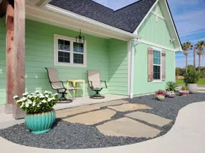 Perfect Location! 5 Star Property. Family Friendly.  - Image 2