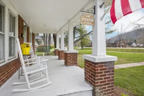 5 Star Charming Farmhouse with fire pit Sleeps 9 - Image 5