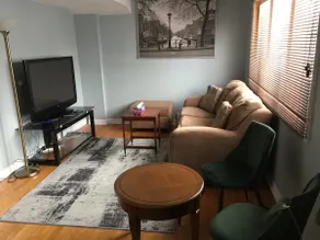 Spacious 1-bedroom place with free parking - Image 5