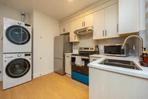 Private bright 2 bedroom south facing walkout apt White Rock - Image 2