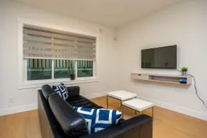 Private bright 2 bedroom south facing walkout apt White Rock - Image 5