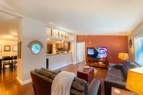 Relaxing retreat with Hot Tub close to everything - Image 2