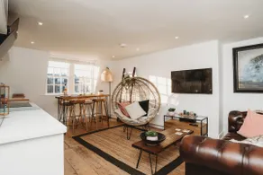 Stylish 2 Bed Eco Flat in the heart of Bath - Pass the Keys - Image 2