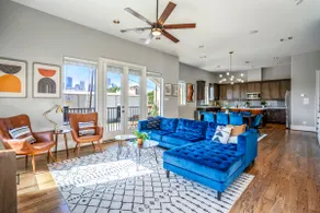Luxury Downtown Home w Rooftop Deck in the Skyline - Image 3