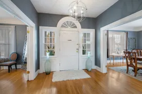 Luxurious high end Mansion 4 min from Downtown. - Image 3