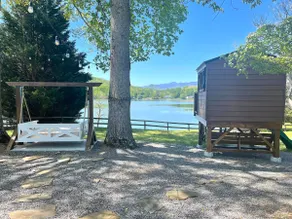 3BR + 2BA Lake Chatuge Cabin w/ Mountain Views! - Image 4