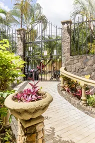 Perfect 2-bed condo with pool! Walk to beach! - Image 3