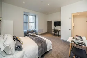 Exquisite Serviced Studio With Private Parking - Image 2