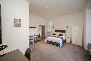 Exquisite Serviced Studio With Private Parking - Image 5