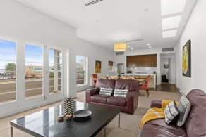 Deluxe Bay View Penthouse with City & Sea Views - Image 4