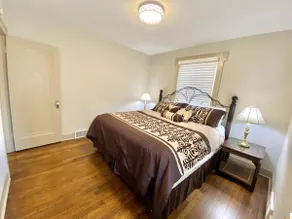 ✨Cozy & Stylish 2BR House 🏡 Sleeps 6✨Free Parking - Image 3