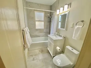 ✨Cozy & Stylish 2BR House 🏡 Sleeps 6✨Free Parking - Image 4