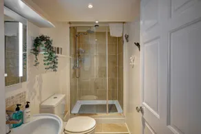 Luxury Grade 2 listed, 2 Bedroom apartment in the centre of Chester - Image 4