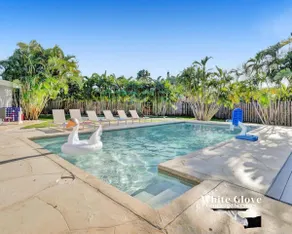 Resort Villa 6 BR Hted Pool Beach Volleyball - Image 2