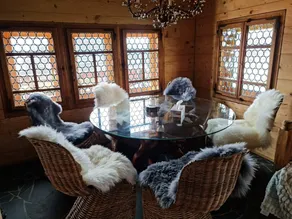 Chalet with panoramic views of the mountains of the Oberland and Lake Thun - Image 3