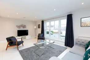 Stunning Central Windsor Town House With Parking - Image 3