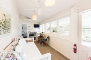 The Verandah - 200m to town - Image 3