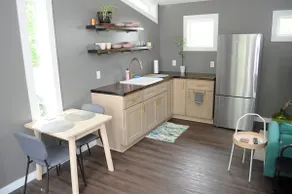 Adorable in-town guesthouse with free parking - Image 5