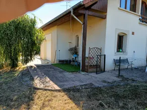 Villa with large outdoor area - Image 3