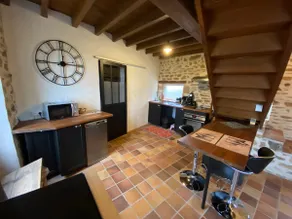 detached house with separate courtyard entrance - Image 3