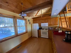 Secluded retreat in the trees - Image 5