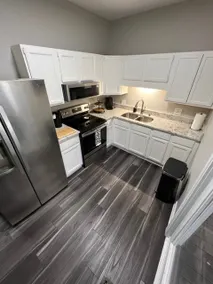 Clean 2 Bedroom House Surrounded by Entertainment - Image 2